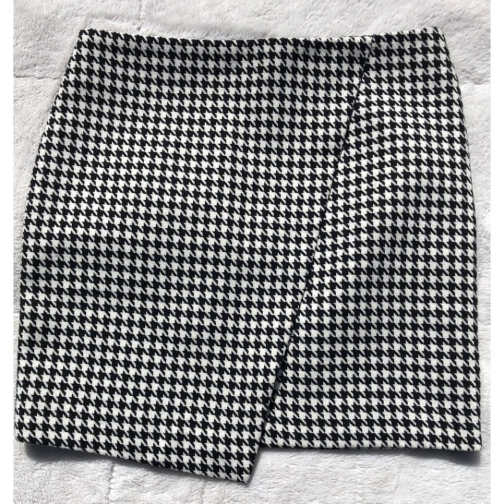 H&M Houndstooth pattern skirt.